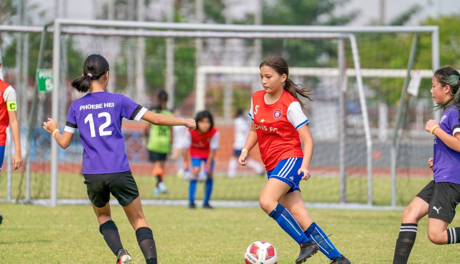 ผู้เล่น Lions FC ครองบอลอยู่หน้าประตูระหว่างเกมทัวร์นาเมนต์
